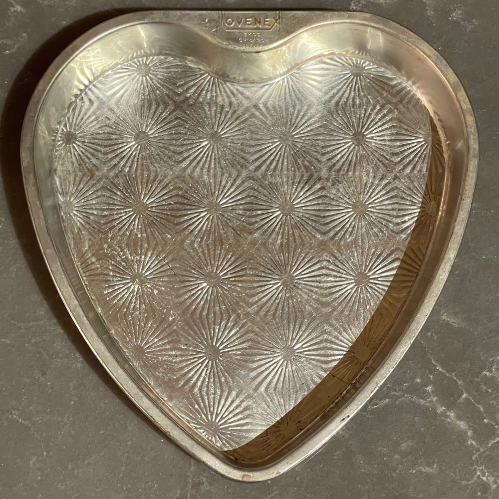 Ovenex Ecko Vintage Heart-Shaped Silver Baking Pan